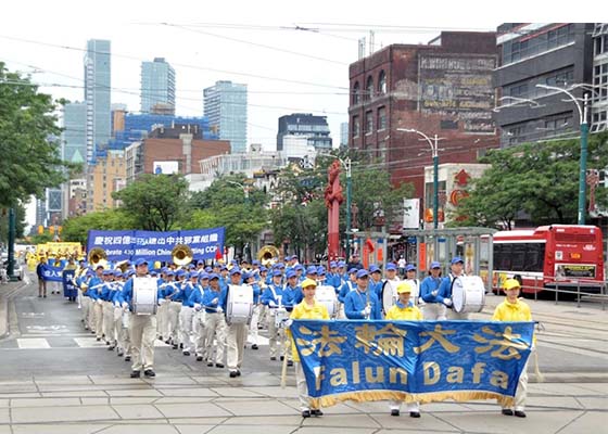 Image for article تورونتو: موكب استعراضي احتفالاً بـانسحاب ٤٣٠ مليون شخص من الحزب الشيوعي الصيني