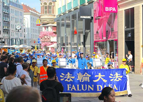 Image for article النمسا: الناس يشيدون بالفالون دافا ويندّدون بالاضطهاد خلال مسيرة في شوارع فيينا