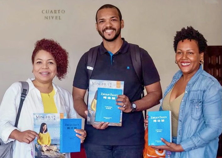 Image for article الفالون دافا تُلهم جمهورًا من جميع الأعمار في معرض الكتاب في جمهورية الدومينيكان