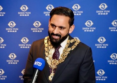 Image for article المملكة المتّحدة: رؤساء البلديّات يُعجبون بالمستوى الفنّي الرفيع لفرقة شين يون